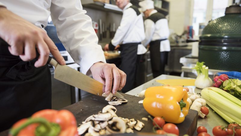EFSA: Nicio dovadă a transmiterii COVID-19 prin alimente; virusul se răspândește prin picături respiratorii pe care oamenii le elimina prin tuse sau expirație. stiri agricole