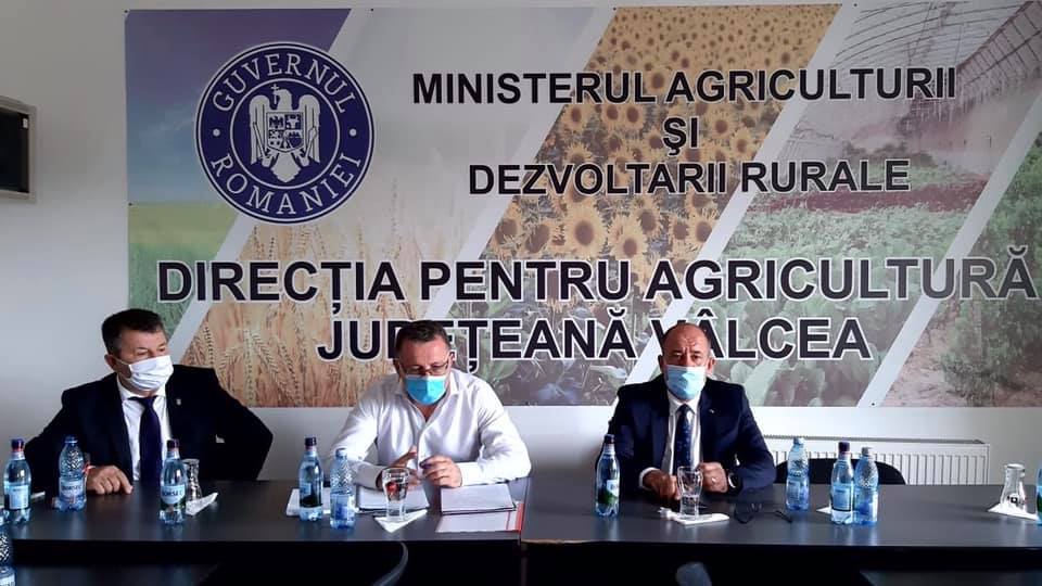 Directorul General APIA, domnul Adrian Pintea, in Vâlcea; analiza suprafețelor afectate de secetă, campania pentru depunerea cererilor unice; stiri agricole